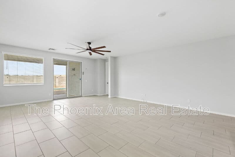 Maricopa House: 35786 W Santa Monica Ave