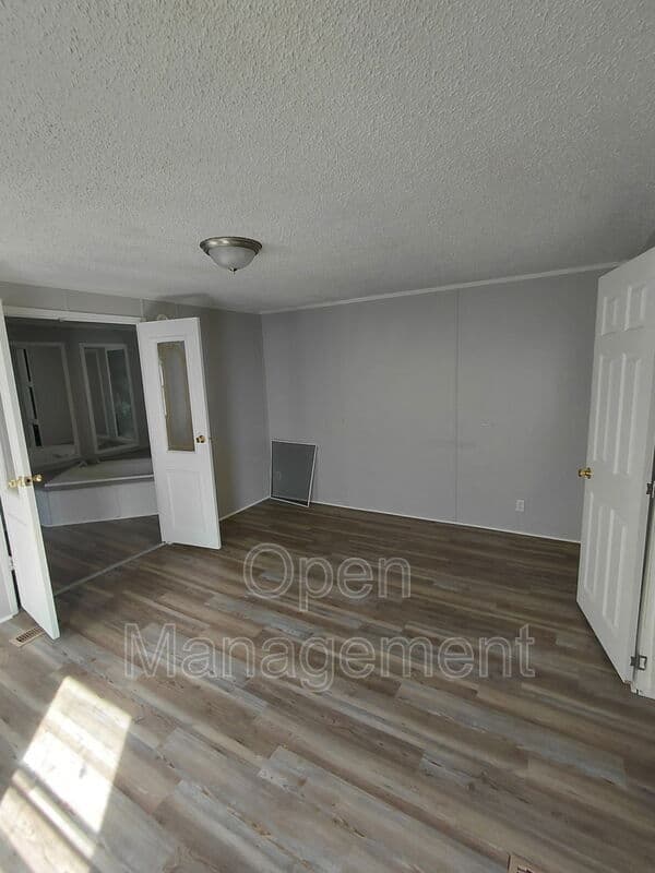 Jackson House: 301 Mantle Ave