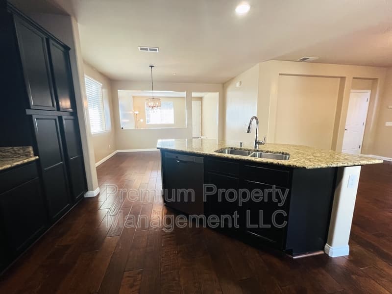 Bakersfield House: 8316 Prentice Hall Drive