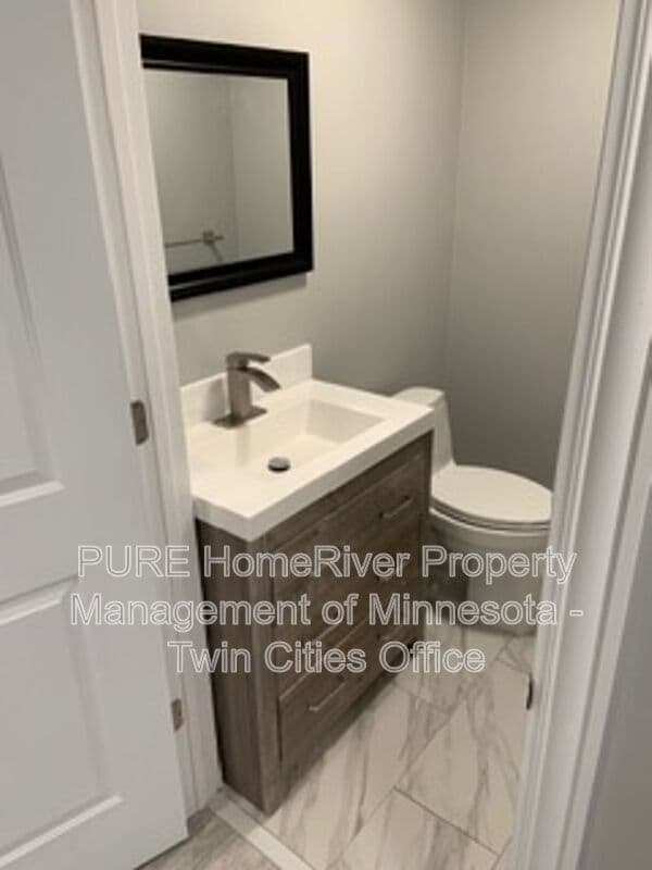 Edina House: 7420 Hyde Park Cir