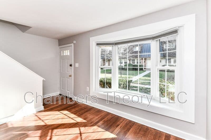 Falls Church Condo: 445 Hampton Ct