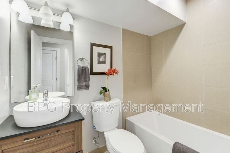 Washington Condo: 528 Kennedy Street