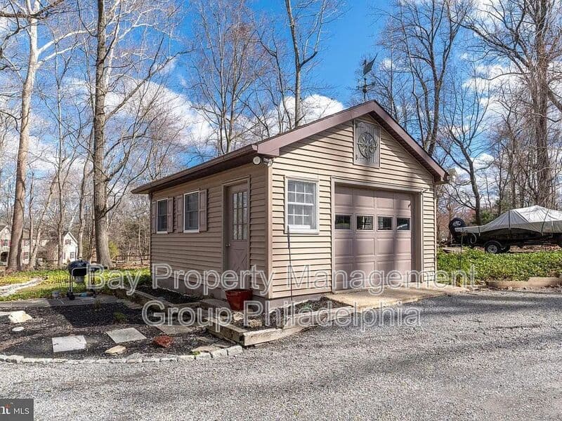 New Hope House: 1596 River Rd