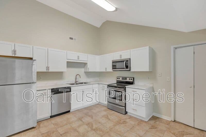 Charleston House: 1755 River Front Drive