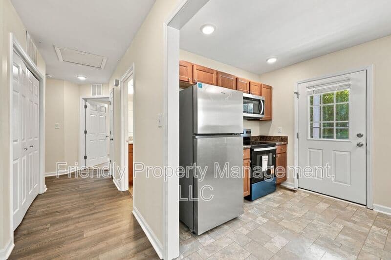 Greensboro House: 1 Llano Ct