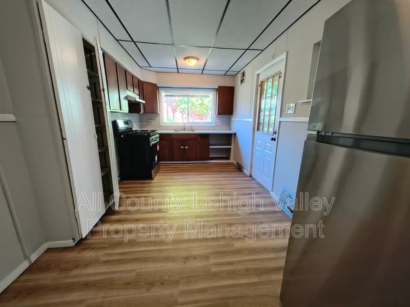 Easton House: 50 N 7th St