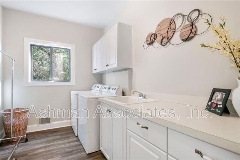Atlanta House: 930 Manchester Place