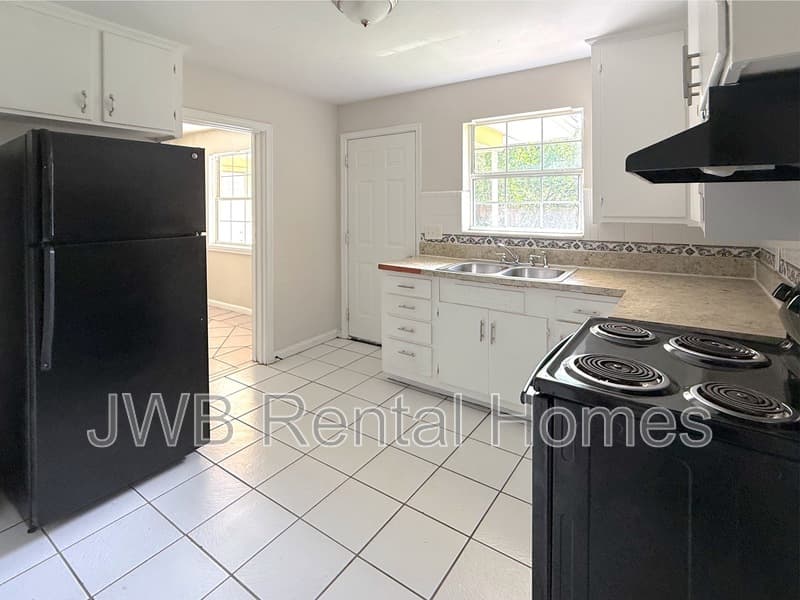 Jacksonville House: 4737 Sprite Rd