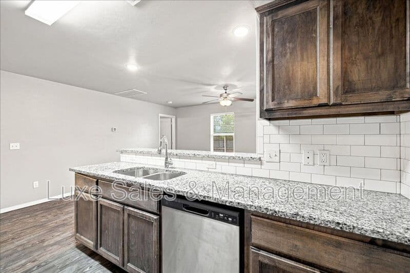 Edmond House: 2024 Buena Vida Lane