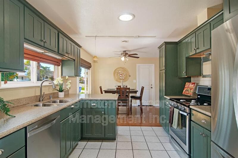 San Diego House: 5385 Brockbank Pl