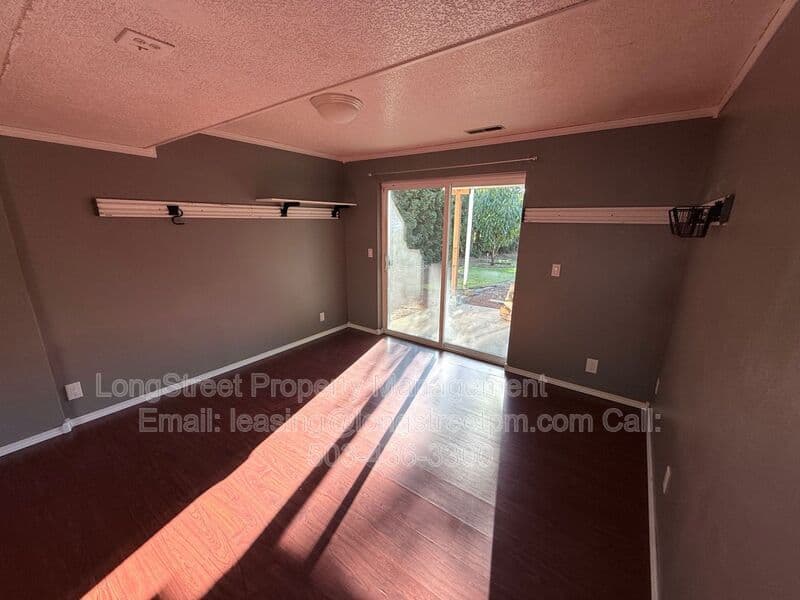 Salem House: 869 Meadowlawn Dr SE