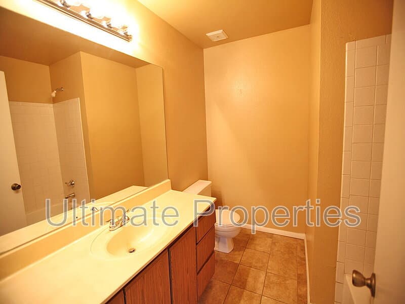 Peoria House: 8832 W Saint John Rd
