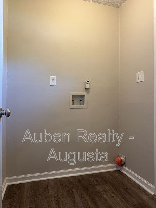 Augusta House: 3202 Gerald Dr E