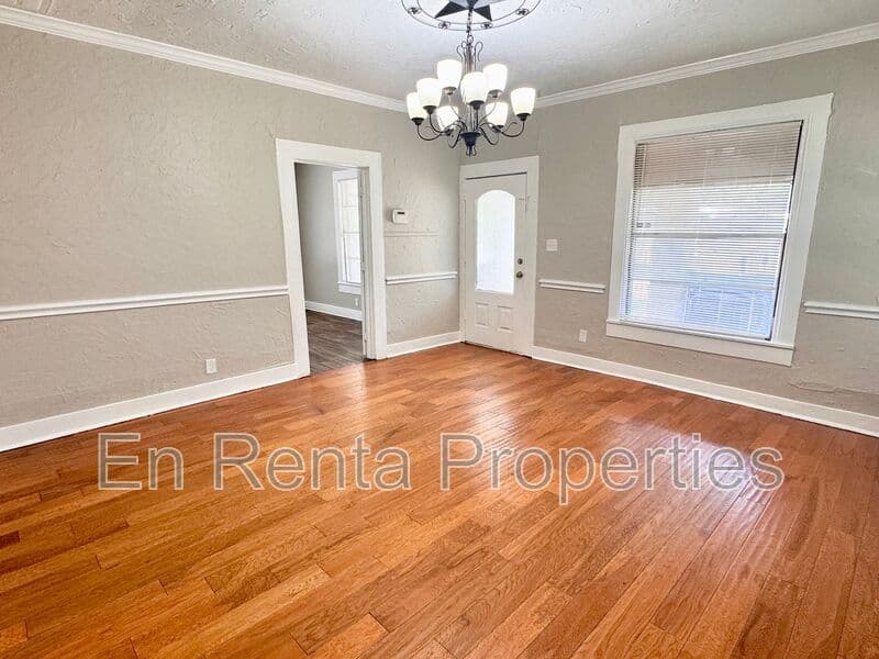 Fort Worth House: 1925 Saint Louis Ave.