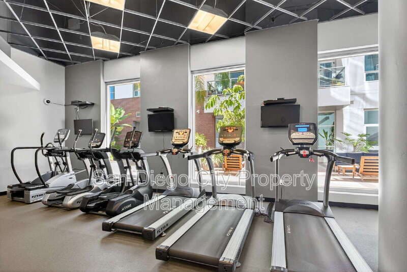 San Diego House: 253 10th Ave
