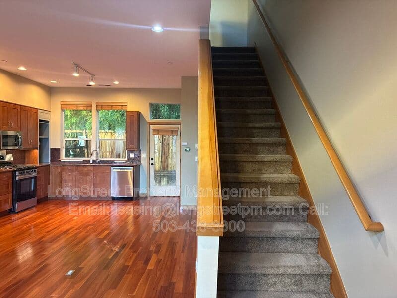 Portland Townhome: 5123 S Corbett Ave