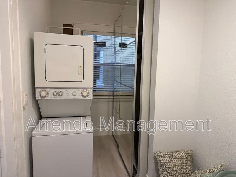 Coral Gables House: 126 Mendoza Ave