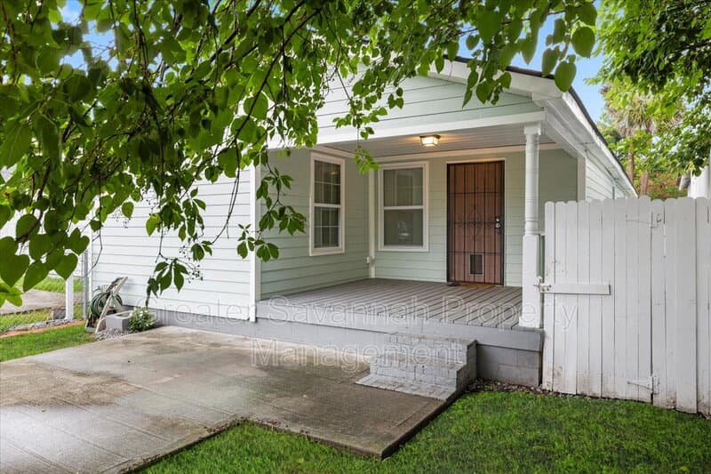 Savannah House: 705 West 47th Street