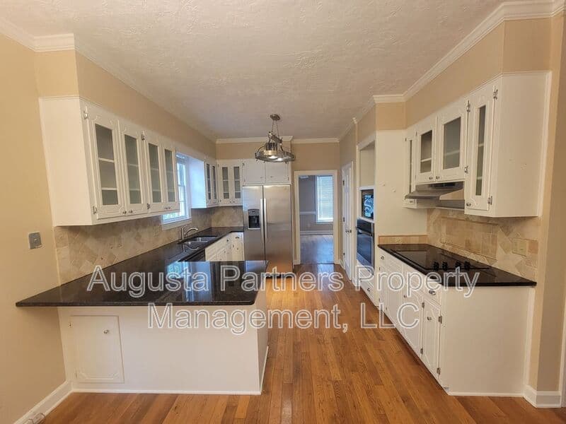 Martinez House: 288 Wakefield Ln S