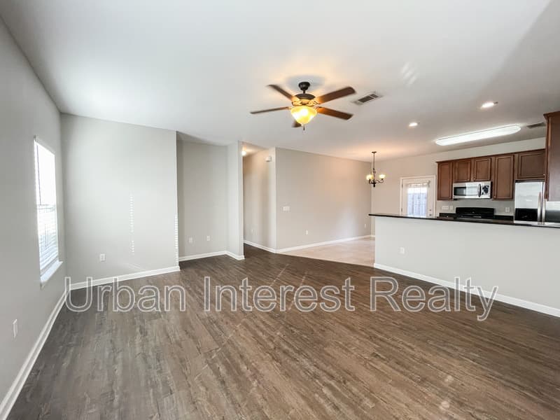 Niceville House: 106 Matt Blvd