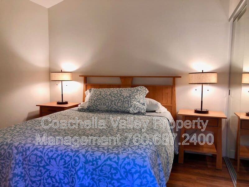 Palm Springs House: 999 Village Square South