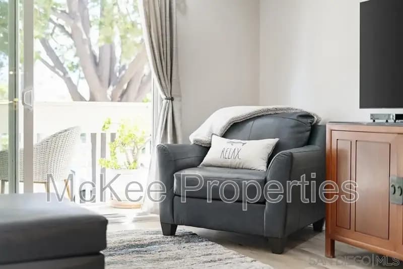 Coronado Condo: 516 E Avenue