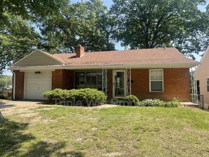Saint Louis House: 7117 Forest Hill Dr