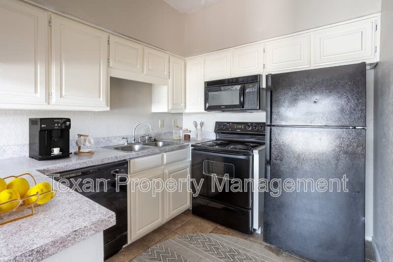 Granbury Condo: 400 E Pearl Street