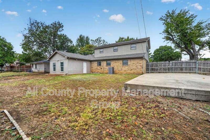 Bedford House: 2024 Charleston Drive