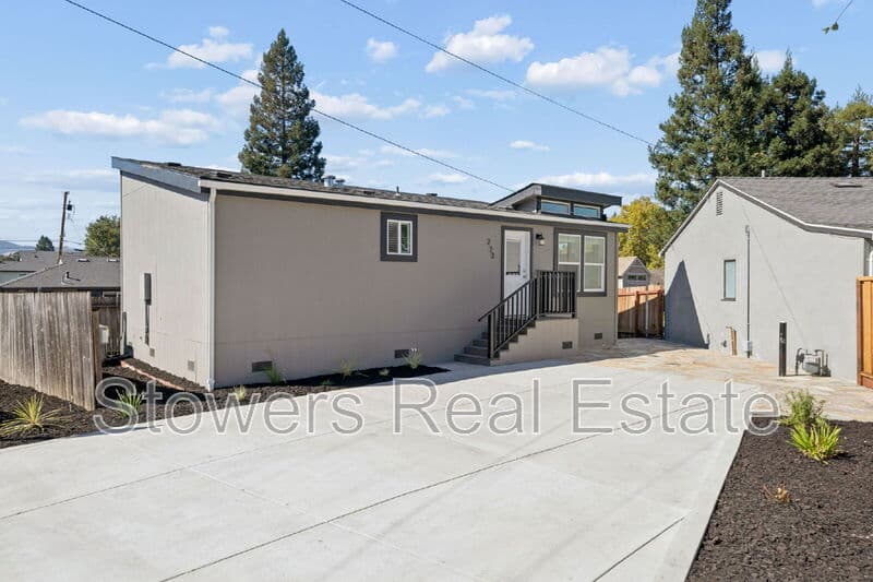 Danville House: 273 Cameo Dr