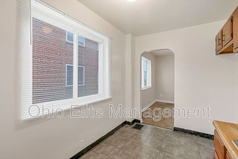 Columbus House: 370 S Chase Ave