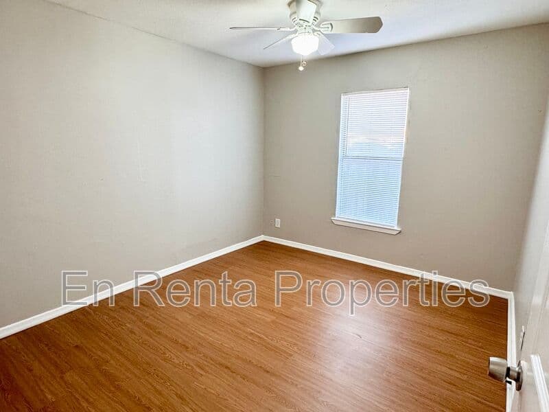 Fort Worth House: 525 Hammond St.
