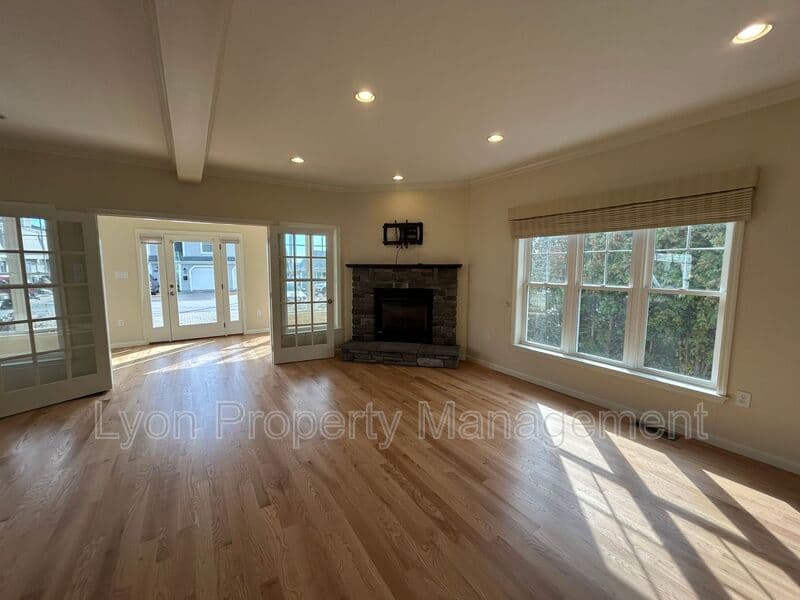 North Kingstown House: 180 Sauga Ave