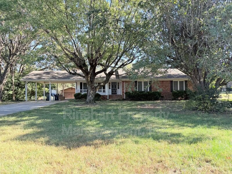 Rock Hill House: 274 Twin Lakes Road