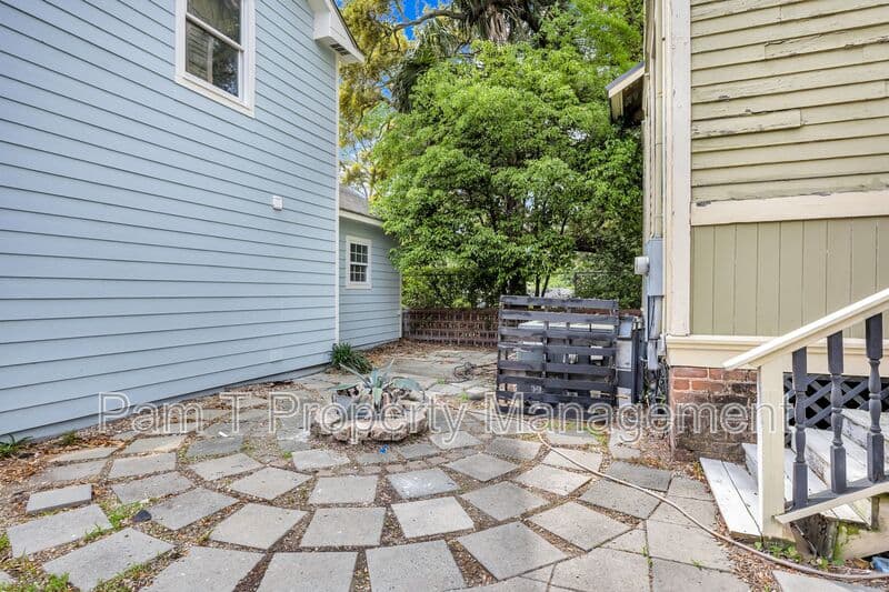 Savannah House: 201 W 37th St