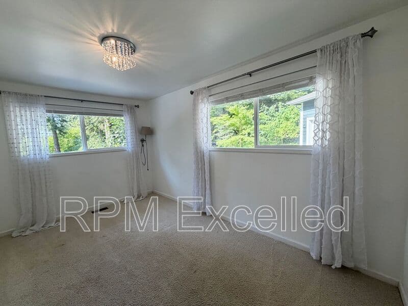 Kent House: 24625 148th Ave SE