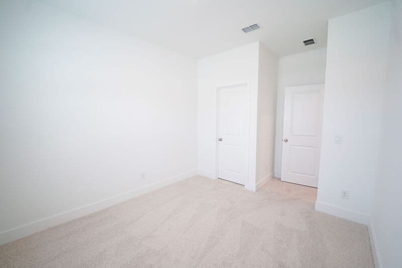 Bloomingdale House: 128 Kingswood Cir