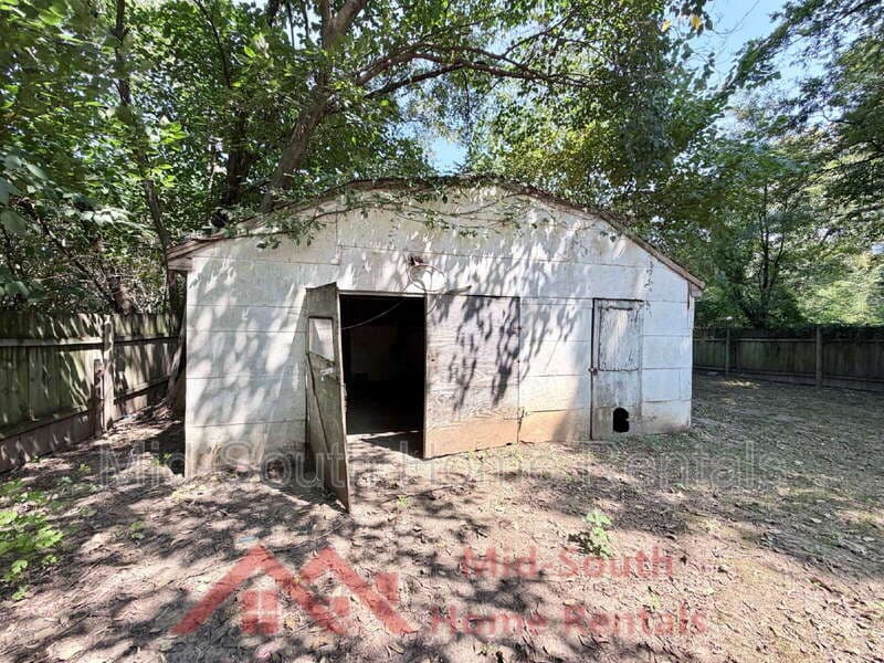 Memphis House: 566 Burlington Cir