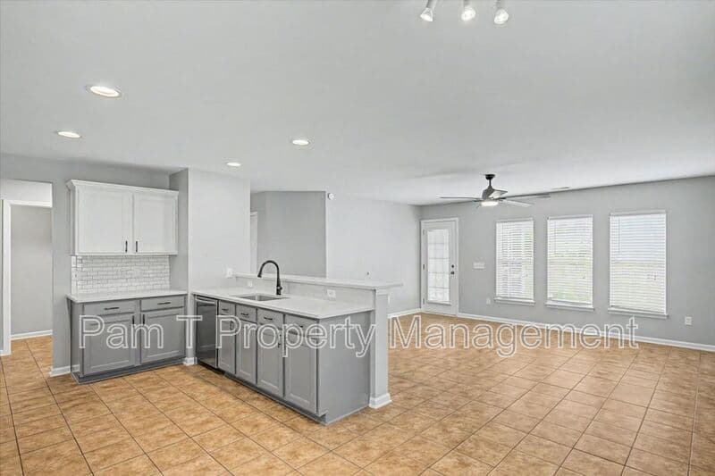 Pooler House: 4 Bainbridge Way