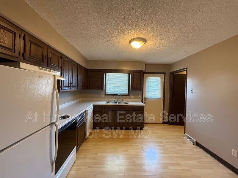 Nixa Townhome: 627 W Meadowview