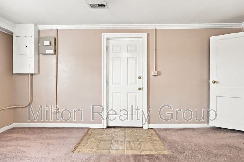 Four Oaks Condo: 101 E. Woodall St.