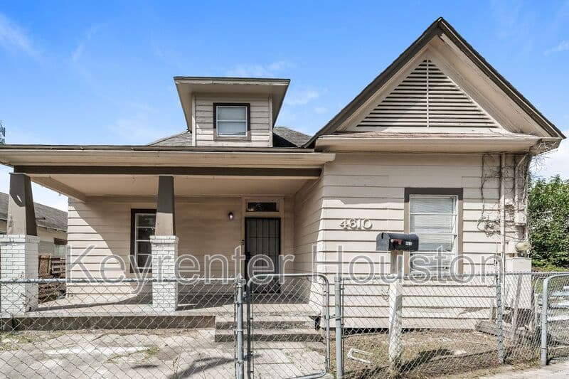 Houston House: 4610 Schroeder Rd