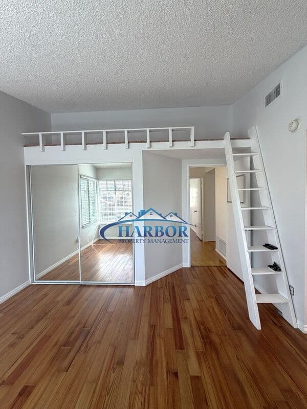 Compton House: 720 Matthisen Cir
