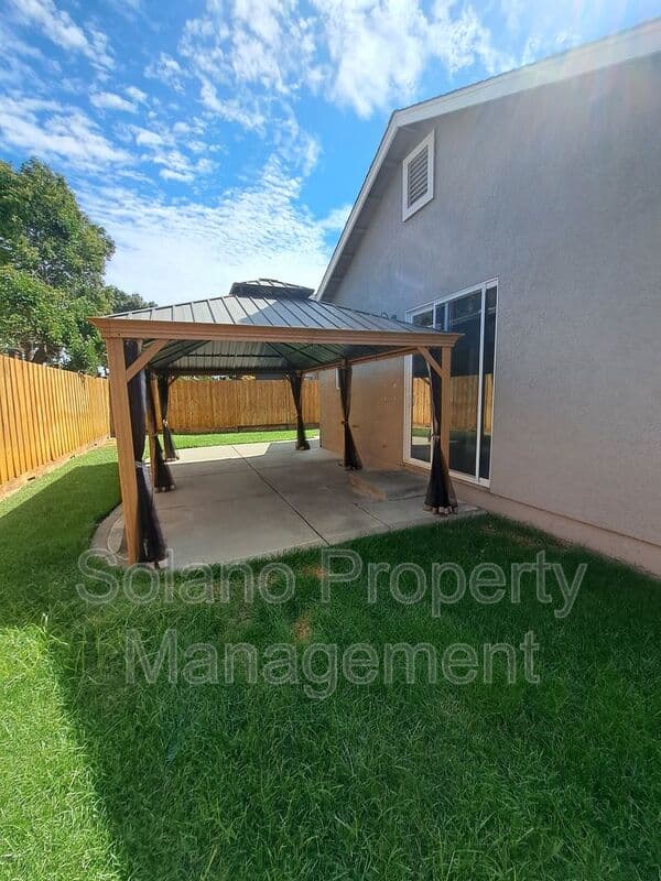 Vacaville House: 472 Somerville Circle