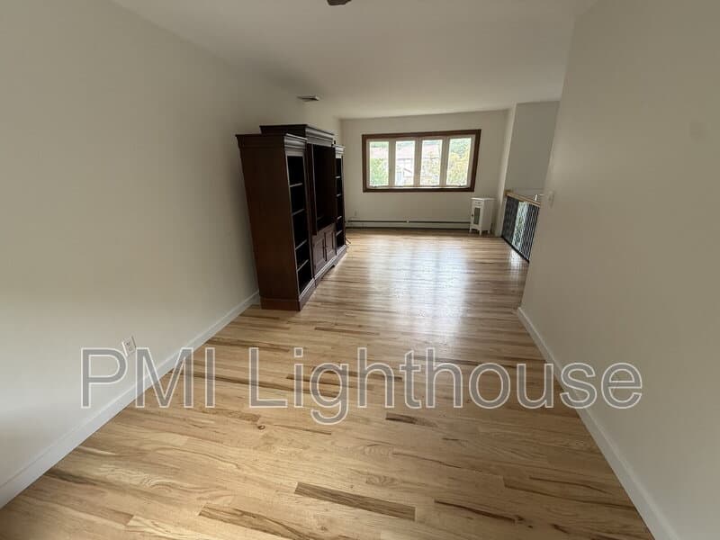 Ronkonkoma House: 2077 Feuereisen Ave