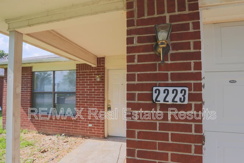 Rogers Condo: 2223 W Roselawn St