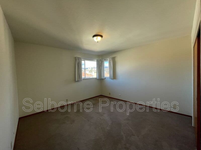 Oakland House: 2500 Ivy Dr.