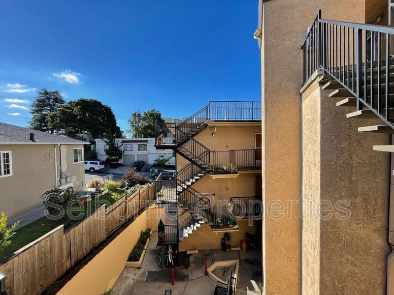 Oakland House: 2500 Ivy Dr.