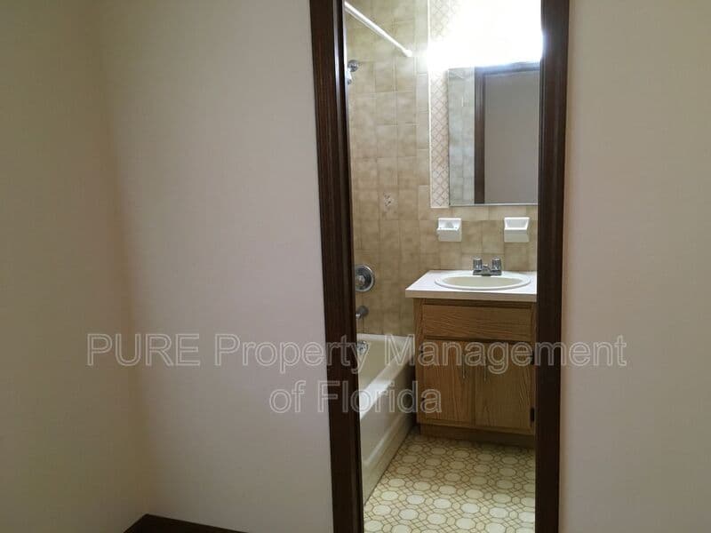 Ocala House: 3242 NE 32 Avenue