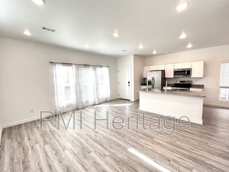 Centerton House: 950 Ventnor Avenue